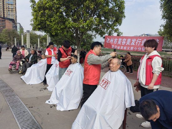 志愿者為老兵剪頭發