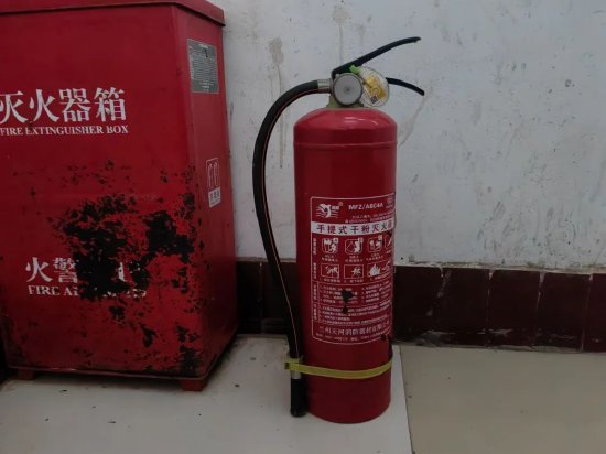 存在隐患1、一具灭火器压力不足。