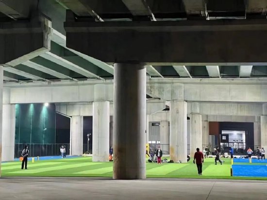 夜间的GoBridge运动公社