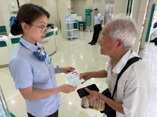 圖為汪大爺出示自己的退伍軍人證件