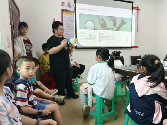 学生们的“七彩课堂”。