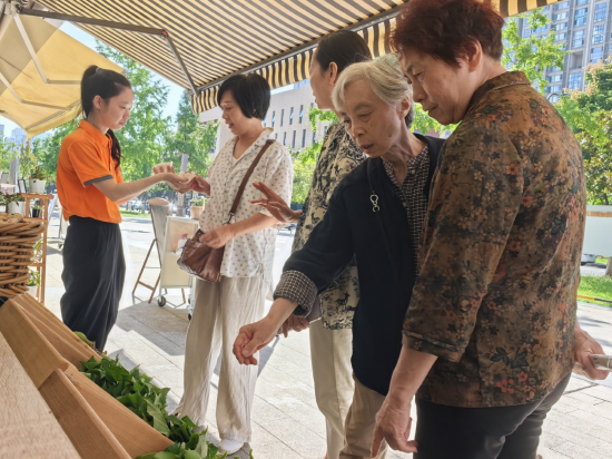 市民在“蓉字号”生态农品店选购蔬菜。苏杭 摄