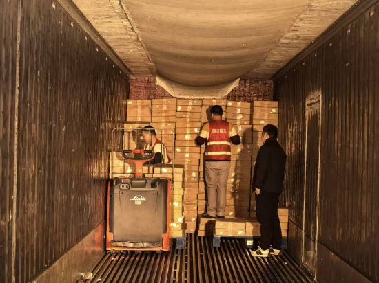 玉湖冷链园区里工作人员正在搬运冷链食品。苏杭 摄