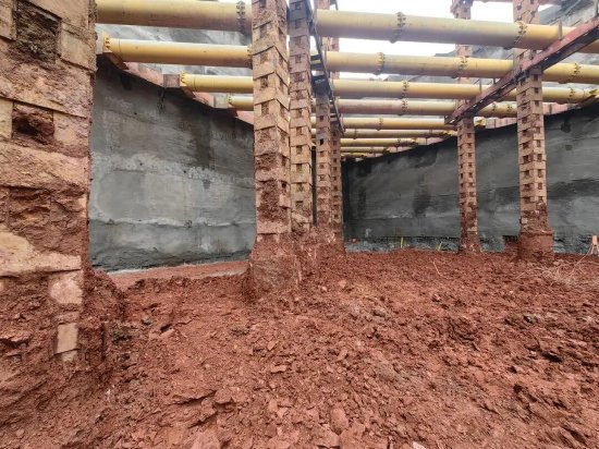 ▲换乘通廊建设现场