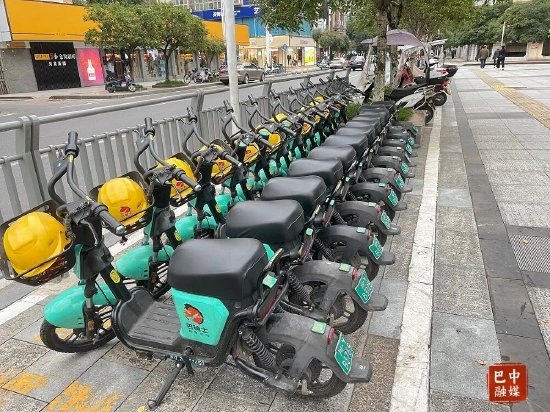  市民自觉将共享单车整齐停放