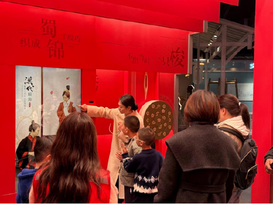 （图注：志愿者正组织签到）