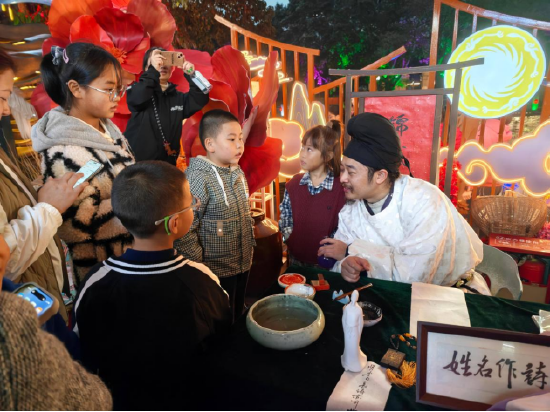 （图注：东门码头飞花令互动）