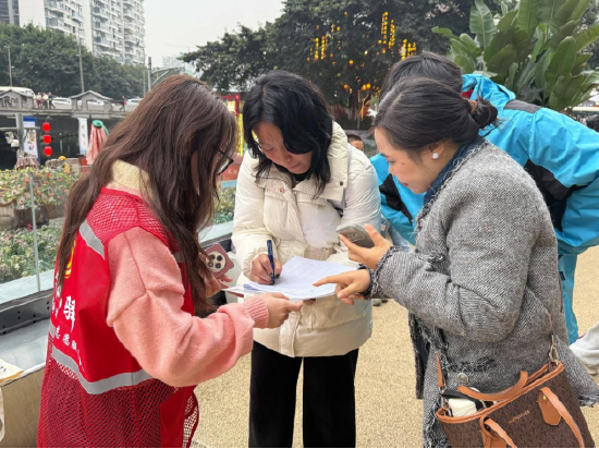 （图注：志愿者正组织签到）