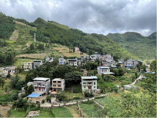 村容村貌焕然一新的紫云县宗地镇歪寨村。骆飞 摄