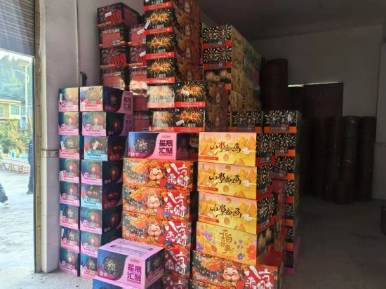 现场非法储存的烟花爆竹