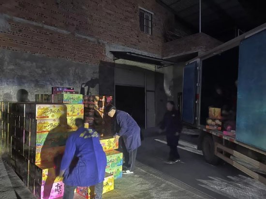 依法查封扣押并转移非法烟花爆竹