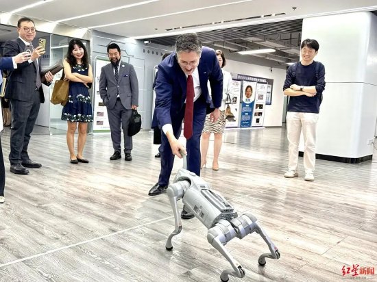墨尔本市长里斯与机器狗握手 王勤 摄