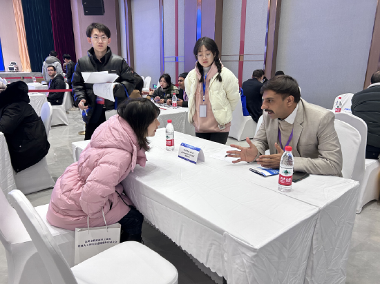 达州帝泰克检测设备有限公司在供需对接会上与采购商交流