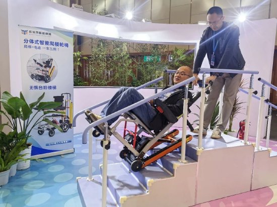 分体式智能爬楼轮椅。