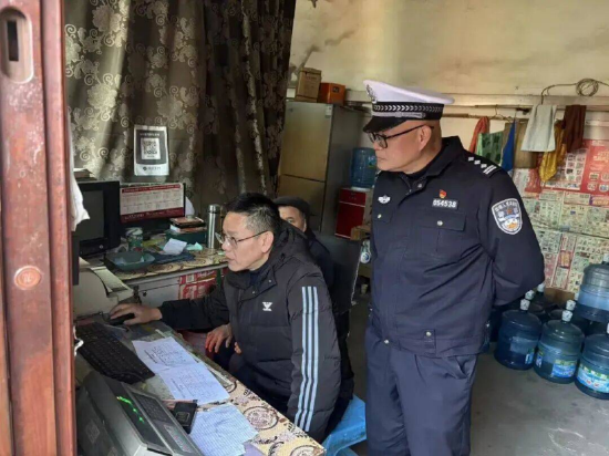 办案人员核查违法事实。达州公安供图