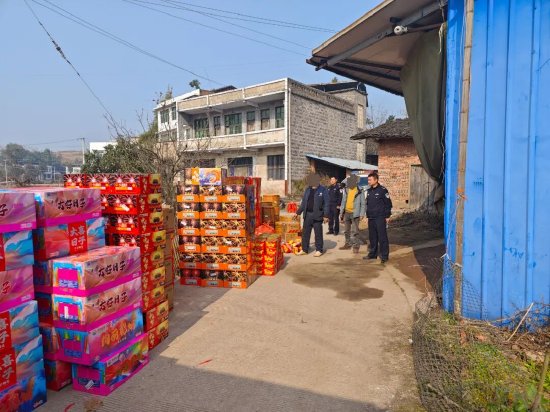 永兴镇查获非法储存各类烟花爆竹共计200余件