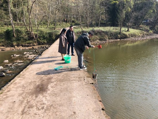 开江生态环境局开展水生态环境安全排查