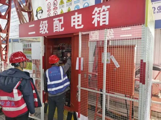 施工人员正在进行配电箱检查