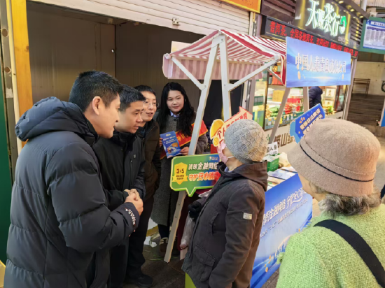 图：“银发早市消保课，金融知识‘蔬’适圈”主题教育宣传