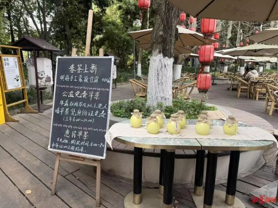 ↑自得茶馆挂出“春茶上新”招牌