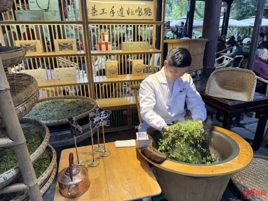 茶艺师苏小峻现场炒制茶叶