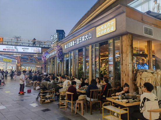 罗浮广场外餐饮店座无虚席