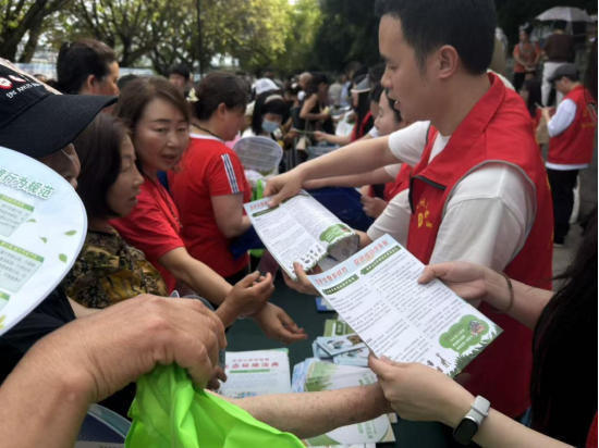 5月21日，向市民普及野生动植物保护、外来物种防控、生态环境法典等知识。