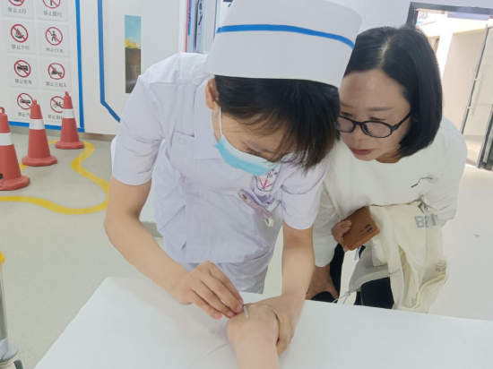 学生学习静脉输液