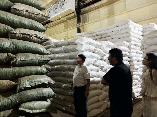 图为该行实地查看施秉县牛大场中药材冷库仓储中心