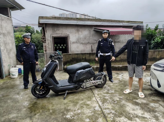 刘某指认涉事改装车辆。图据大竹交警