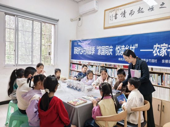“文轩姐姐”带领孩子们共读绘本.冷畅婷摄