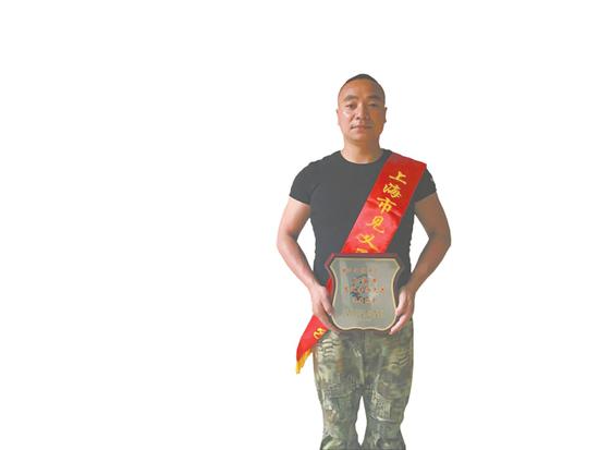 杨荣被授予“上海市见义勇为先进”荣誉称号。