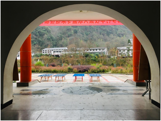 学校的乒乓球台设施