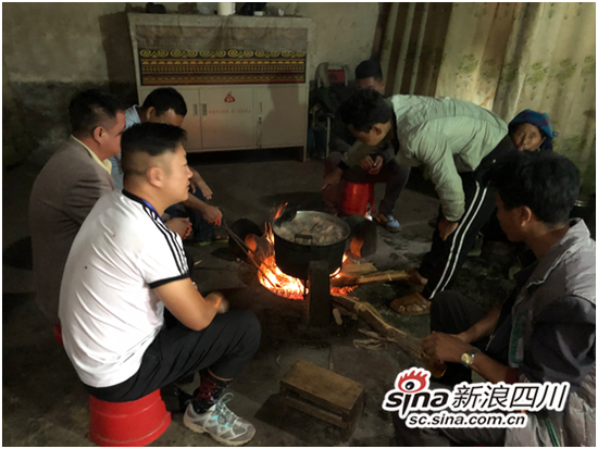 与村民拉家常
