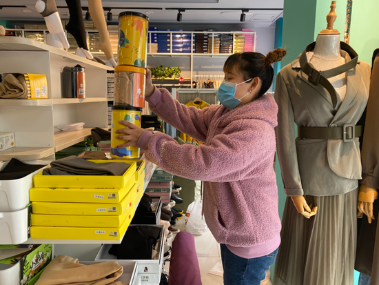金堂生活用品店正在积极备货