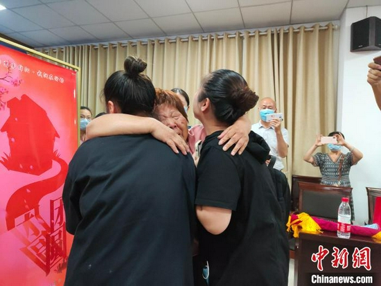 母亲廖玉菊与失踪33年的两个女儿紧紧相拥。 杨勇 摄