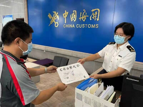 德阳海关关员通过快递将加班签发的原产地证书送交企业