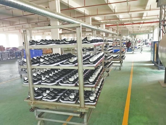 成都龙泉驿警方查获假鞋产业链，涉案2.3亿元