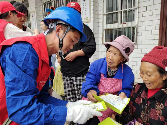 6月26日，国家电网四川电力（叙永叙永）连心桥共产党员服务队队员到叙永县水潦彝族乡赤水河村开展安全用电宣传