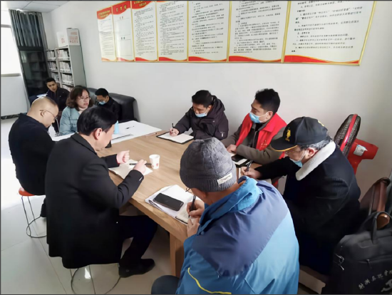 镇党委书记李琪、镇长郭桂清到村同村“两委”研讨撂荒地整治工作
