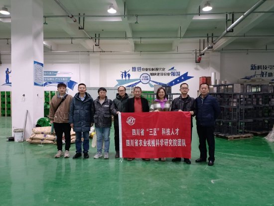 “三区”科技人才、省农机院高级工程师姚金霞（右三）团队赴犇速农机开展技术指导