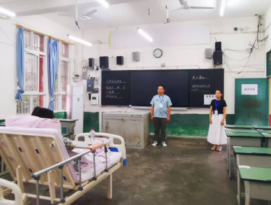 考生在等待考試。渠縣招生考試辦公室供圖