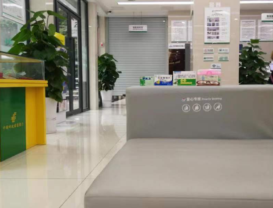 邮储银行泸州市分行网点大厅老年客户专座区