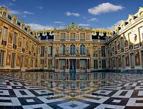 法国巴黎凡尔赛宫 　　凯利认为，如此奢华的建筑证明了权贵的穷奢极欲，它是第四次开始之后，不断增长的不平等的证据