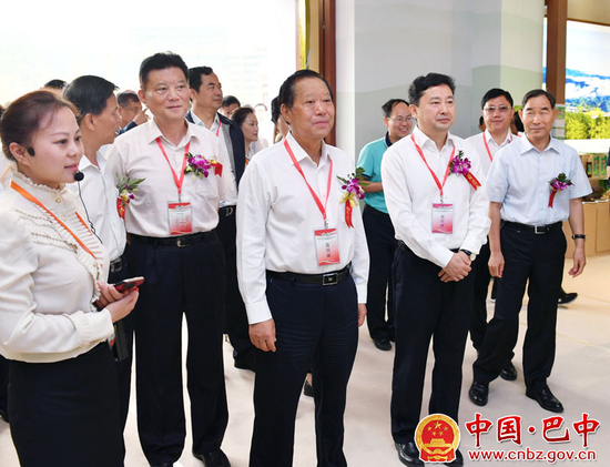 刘晓峰、解洪等领导和嘉宾在罗增斌、何平等陪同下参观展馆