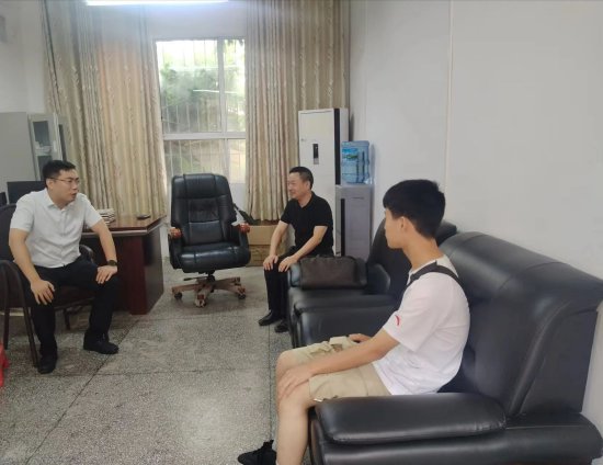 左-區社會事業局局長江凌云 中-麻柳小學校長馮昌成 右-羅淞