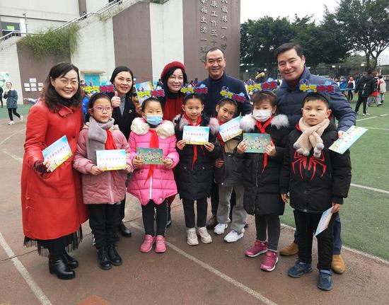 学校领导与学生合影