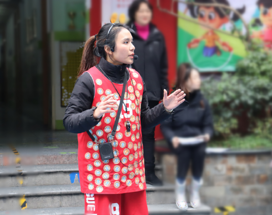 何蕾老师执教《小篮球——手运球与游戏》