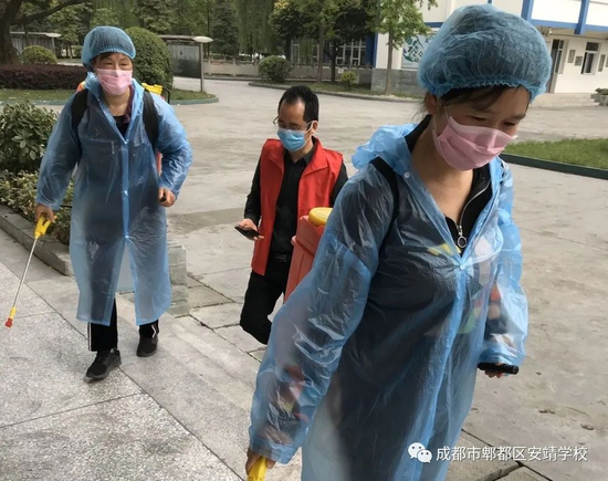 把体温异常学生带到隔离室,并对教室、隔离室消毒