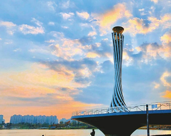 大运会火炬塔成为东安湖畔地标建筑。 高鹏飞 摄